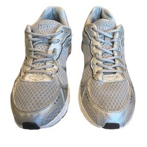 Mesh and synthetic upper with padded collar and tongue size 9.5 M